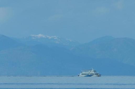 湖にボート 湖にボートの写真