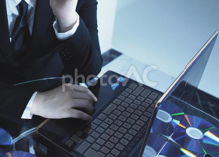 プレゼン資料に苦悩する会社員 オフィス,キーボード,スーツの写真素材