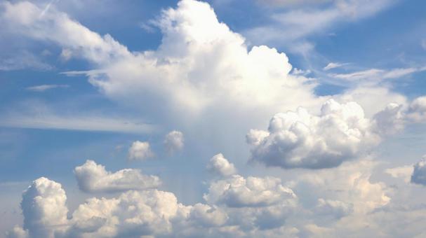 夏の青空と白い雲 夏の青空と白い雲の写真
