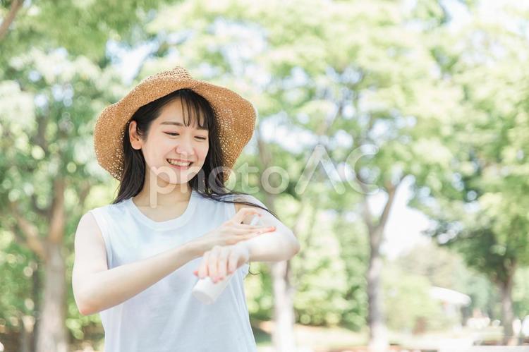 腕にクリームを塗る女性（日焼け止め） 腕,虫除け,日焼け止めの写真素材