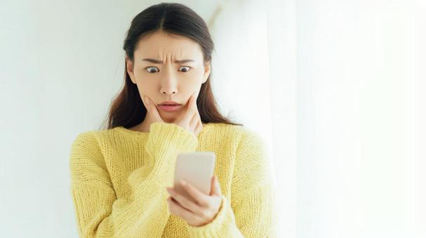 驚く女性の表情 驚く女性の表情の写真