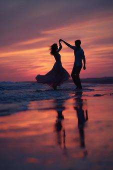 水面に映るシルエットの写真