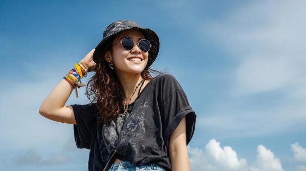 夏のイベントで輝く帽子とサングラスの女性 夏のイベントで輝く帽子とサングラスの女性の写真