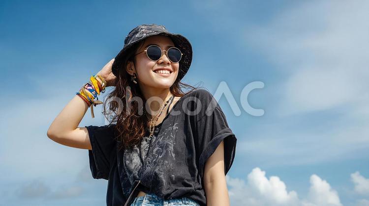 夏のイベントで輝く帽子とサングラスの女性 女性,日本人,夏の写真素材