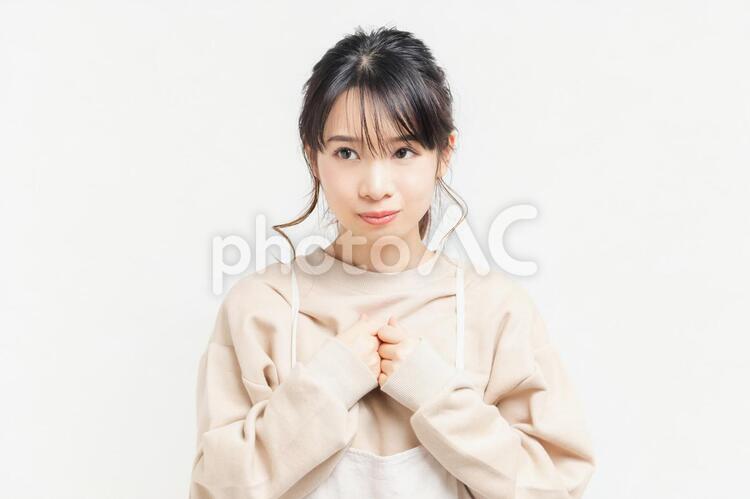 白い背景の前に立ってポーズをとる若い女性 女性,立つ,若いの写真素材