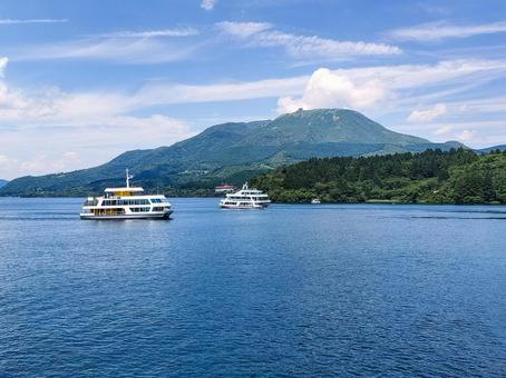 海賊船から 芦ノ湖箱根遊船と駒ヶ岳頂上駅 海賊船から 芦ノ湖箱根遊船と駒ヶ岳頂上駅 箱根遊船,駒ヶ岳頂上駅,駒ヶ岳ロープウェーの写真素材