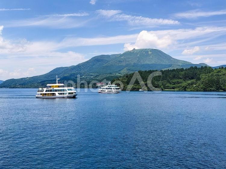 海賊船から　芦ノ湖箱根遊船と駒ヶ岳頂上駅 箱根遊船,駒ヶ岳頂上駅,駒ヶ岳ロープウェーの写真素材