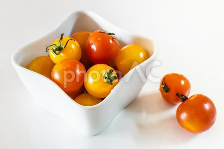 白いお皿に入れたミニトマト ミニトマト,トマト,野菜の写真素材