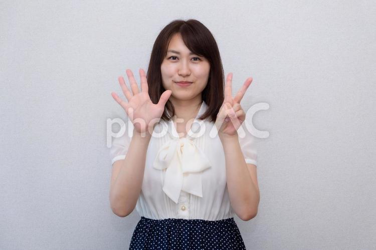 ７を指で表している女性 女性,ol,7の写真素材