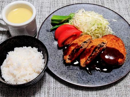 定食 ミンチカツとコロッケ 定食 ミンチカツとコロッケ 食事,ごはん,定食の写真素材