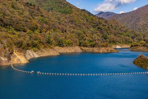 群馬県 奥四万湖の秋景色 群馬県 奥四万湖の秋景色の写真