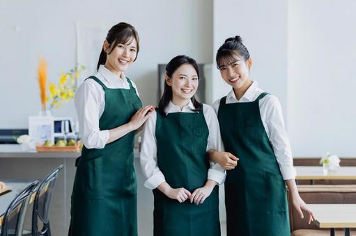 カフェで働く若い女性 カフェで働く若い女性 女性,カフェ,アルバイトの写真素材