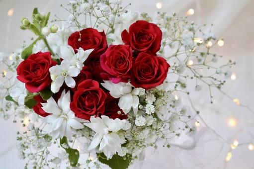 赤バラのホワイトブーケとフェアリーライト クリスマス,バラ,花束の写真素材