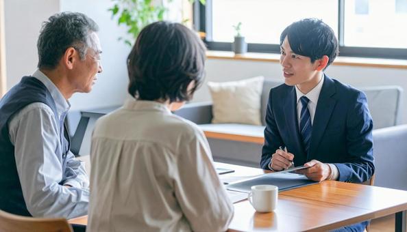 シニア夫婦と営業マン シニア夫婦と営業マンの写真