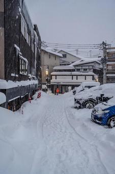 大雪に見舞われた草津 大雪に見舞われた草津 雪,積雪,銀世界の写真素材