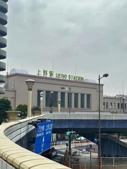 上野駅正面付近 上野駅正面付近 上野駅正面玄関口,歩道橋,上野駅前の写真素材