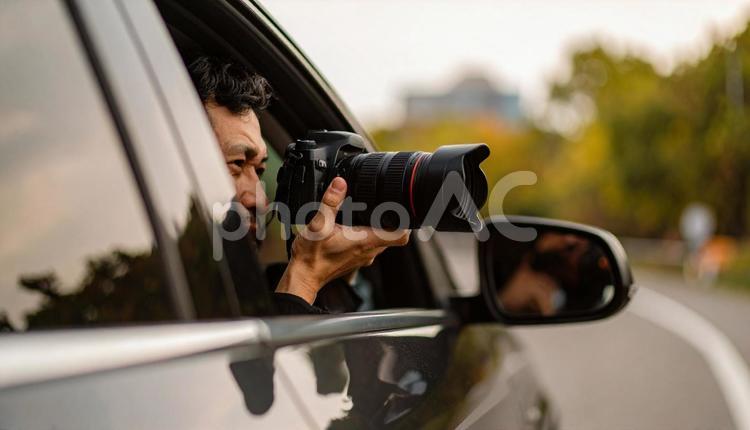 scoop!　車からカメラを構える男性 撮影,取材,パパラッチの写真素材