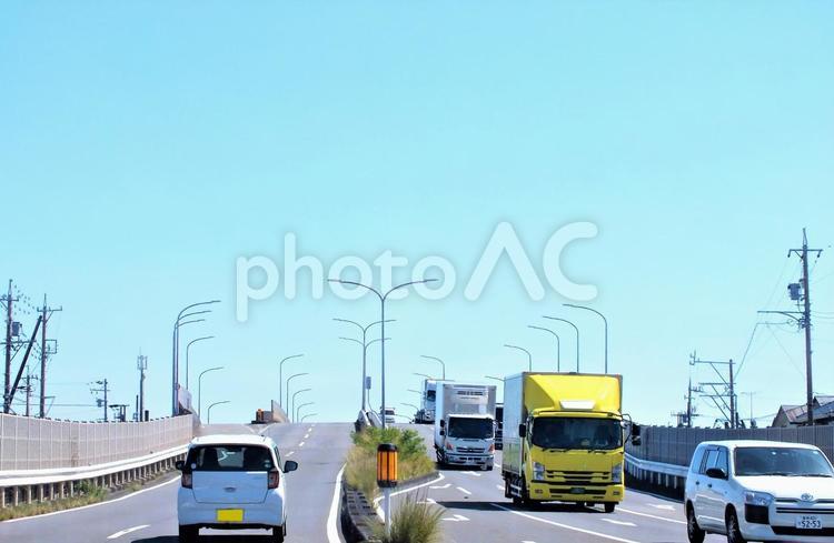 街路灯が並ぶ高架道路のドライブ風景 トラック,車,道路の写真素材