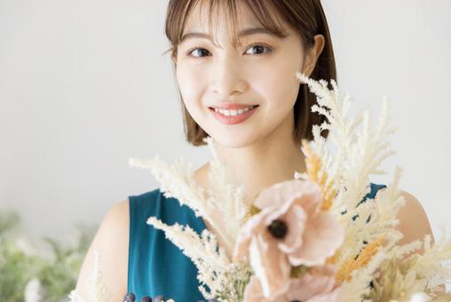 花束を持つワンピースの女性 花束を持つワンピースの女性 女性,花,花束の写真素材