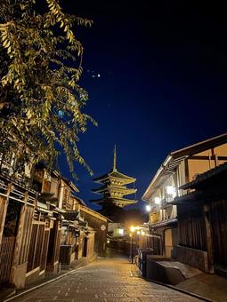 夜の法観寺 夜の法観寺の写真