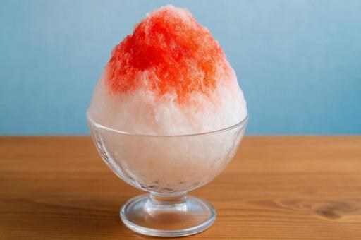 ふわふわかき氷イチゴ味・夏のスイーツ ふわふわかき氷イチゴ味・夏のスイーツの写真