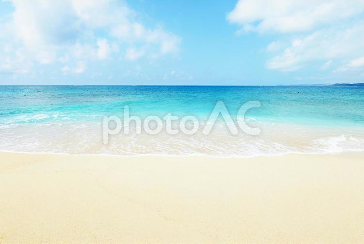 沖縄の白い砂浜と青い海 沖縄,海,波の写真素材
