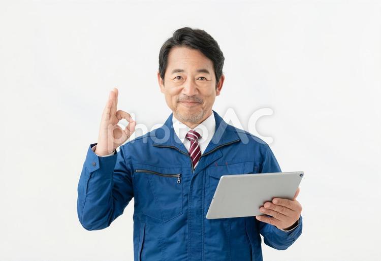 タブレットを持つミドルの男性エンジニア エンジニア,作業服,ミドルの写真素材