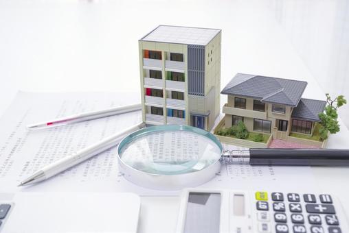 不動産鑑定で資産価値を計算する男性 不動産,不動産査定,不動産投資の写真素材