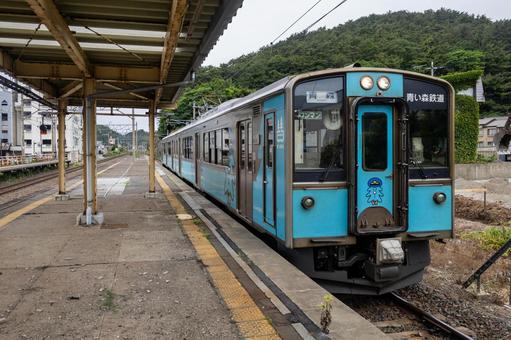 浅虫温泉駅停車中の701系電車車両 浅虫温泉駅停車中の701系電車車両 鉄道,青い森鉄道,浅虫温泉駅の写真素材