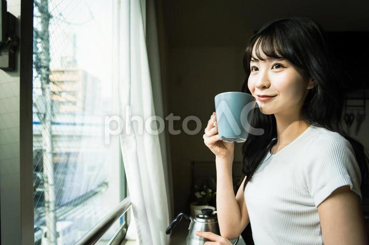 女性　ライフスタイル　ハイコントラスト 女性,ライフスタイル,コーヒーの写真素材