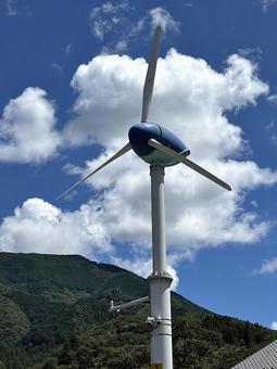 梼原町の風車モニュメント「風流鯨くん」 梼原町の風車モニュメント「風流鯨くん」 風流鯨くん,風流鯨,カゼナガスクジラの写真素材