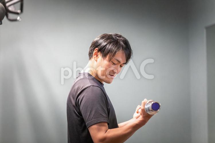 バーベルのシャフトでフォームをチェックする男性（笑顔） バーベル,筋トレ,シャフトの写真素材