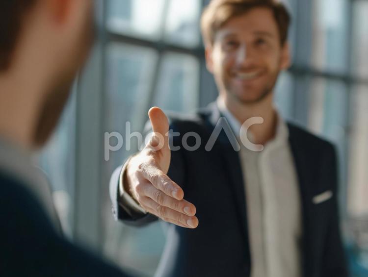 ビジネスシーンで握手を求める外国人男性 外国人,男性,挨拶の写真素材
