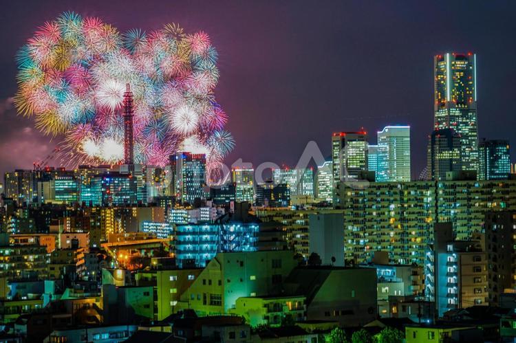 横浜の街並みと花火（みなとみらいスマートフェスティバル） 花火,横浜,夏の写真素材