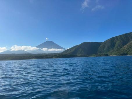 雲を纏う富士山と静かな湖 雲を纏う富士山と静かな湖 mount,fuji,富士山の写真素材