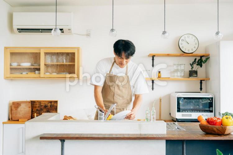 洗い物をする男性（笑顔） 洗い物,食器,食器洗いの写真素材