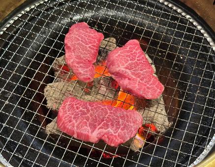 炭火で焼く赤身肉 炭火で焼く赤身肉の写真