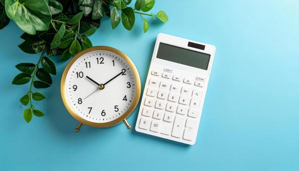 時は金なり 白い壁掛け時計と白い電卓 時は金なり 白い壁掛け時計と白い電卓の写真