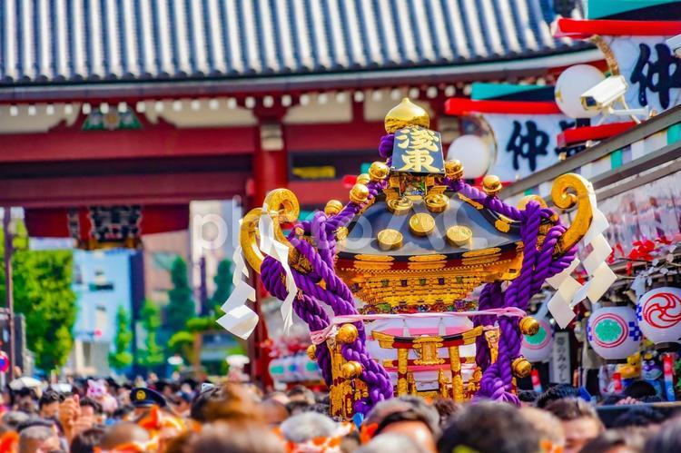 祭りの日の神輿（三社祭） 神輿,祭り,日の写真素材