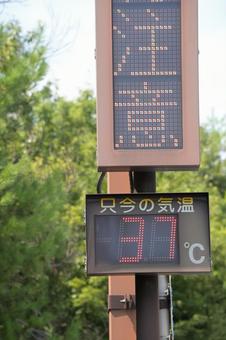 37℃の気温を示す道路沿いのデジタル標示 37℃の気温を示す道路沿いのデジタル標示 気温,37度,熱中症の写真素材