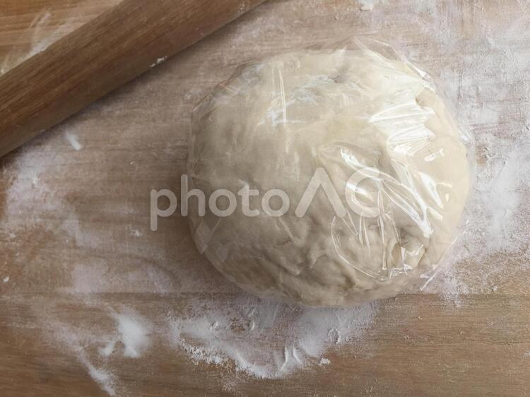 自家製手打ちうどん（だんごにしてラップで包む） 手打ちうどん,自家製,寝かせるの写真素材