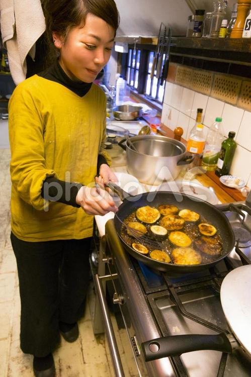 北欧のキッチンでナスの生姜焼きを作る女性 女性,料理,キッチンの写真素材