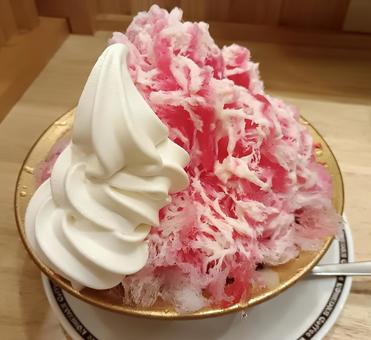 ソフトクリームと練乳のかき氷 かき氷,氷イチゴ,夏の写真素材