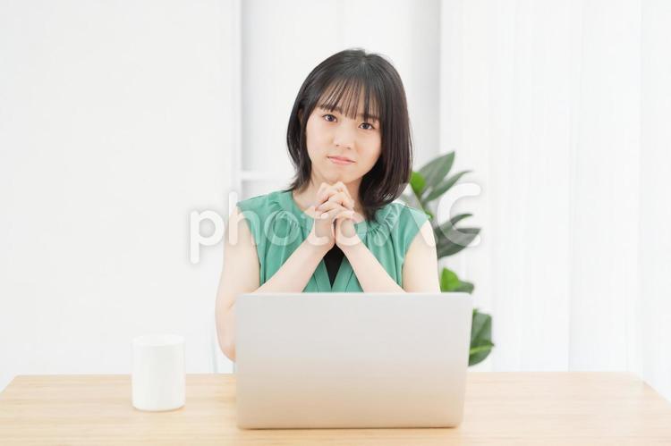 頼み事をしている若い女性 pc,パソコン,女の子の写真素材