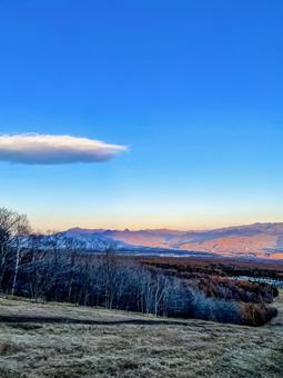 秋色に染まる山と真っ青な空と浮かぶ雲 山,展望,秋の写真素材
