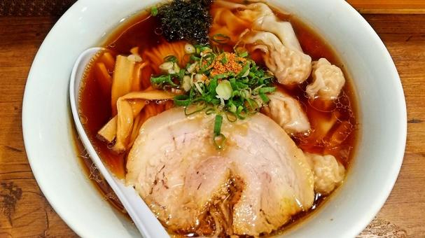 醤油ワンタン麺 醤油ワンタン麺 醤油ワンタン麺,拉麺,麺類の写真素材