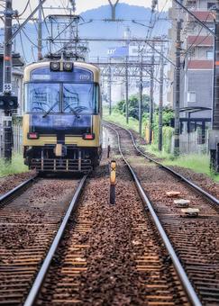 京阪電車、線路をゆく 京阪電車、線路をゆく 鉄道,電車,交通の写真素材