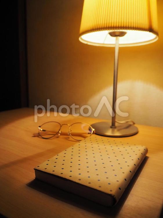 寝る前の読書のイメージ01 読書,スタンドライト,寝る前の写真素材