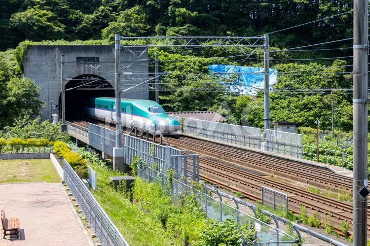 青函トンネルとH5系北海道新幹線車両１ 青函トンネル,トンネル,鉄道の写真素材
