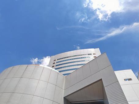 夏の青空と雲とビルディング 夏の青空と雲とビルディング ビルディング,晴天,市街地の写真素材